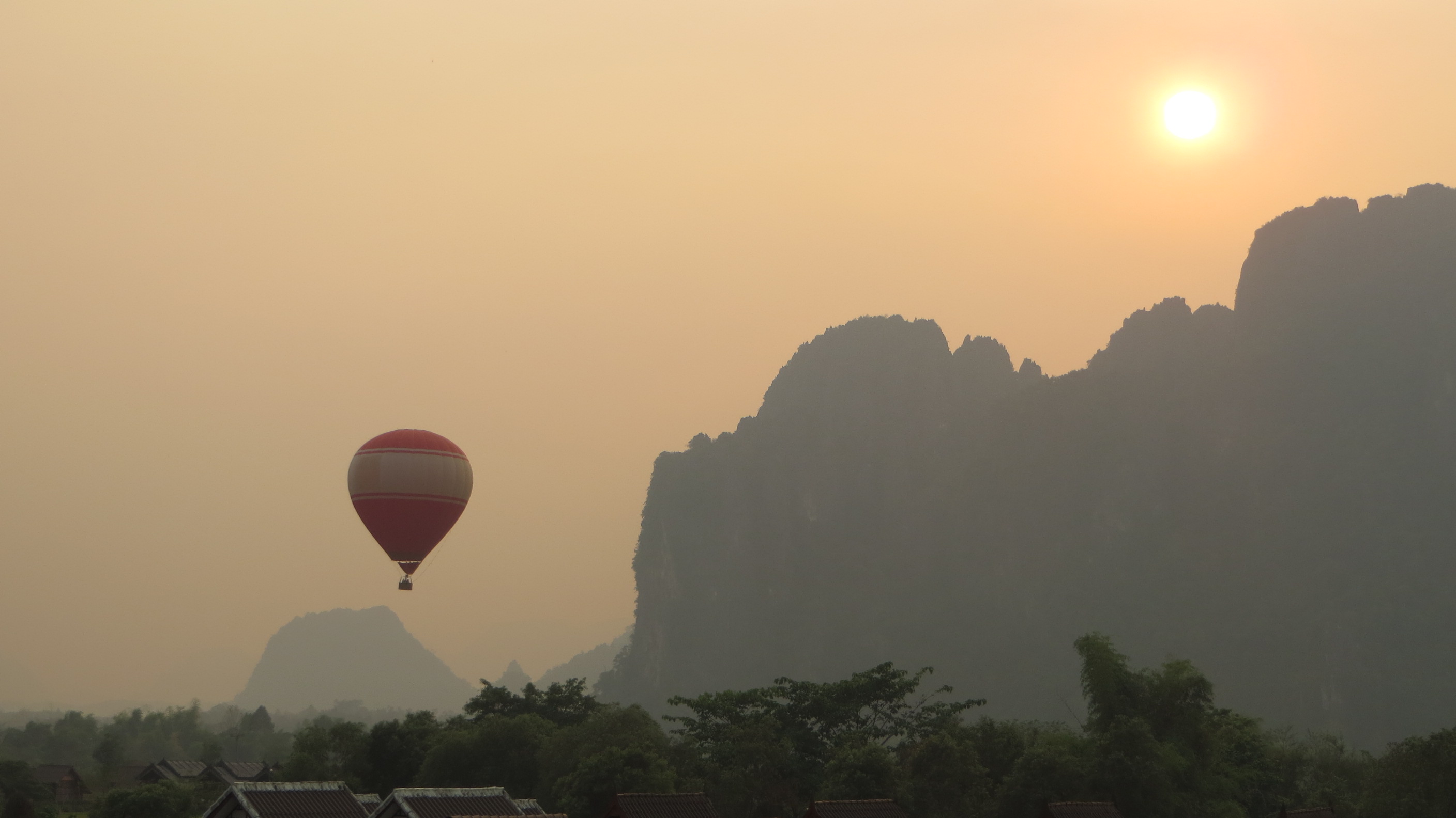 Heißluftballon am Horizont von Luang Prabang in Laos