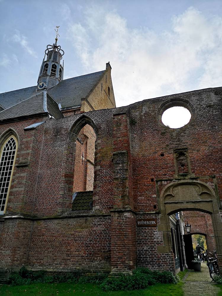 Ruinenkirche in Bergen (Niederlande)