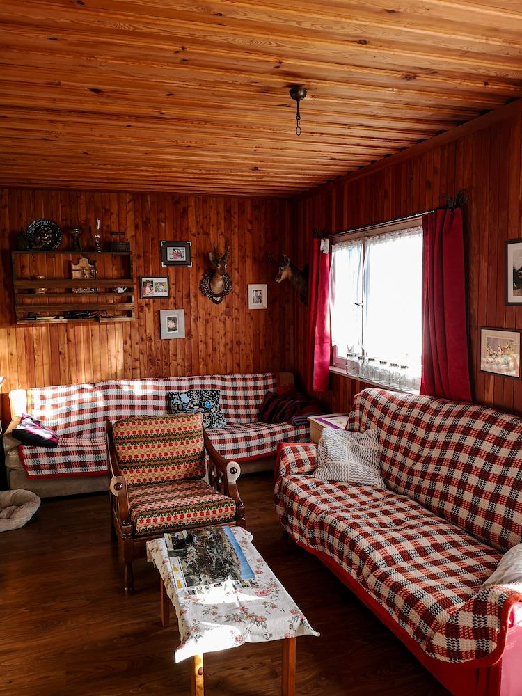 Wohnzimmer in der Berghütte